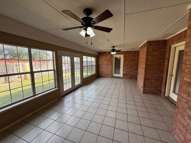 Building Photo - Beautiful Home in Upscale Neighborhood!