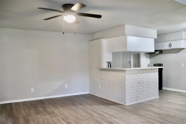 Building Photo - 6122 Heatherbrook Dr