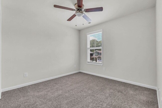 Building Photo - Beautiful 3-bed, 2.5-bath home with a bright, open floor plan.