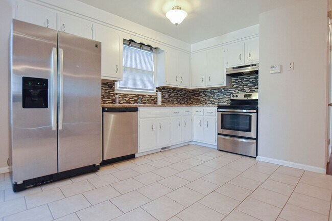 Building Photo - Three Bedroom with Fenced Yard!