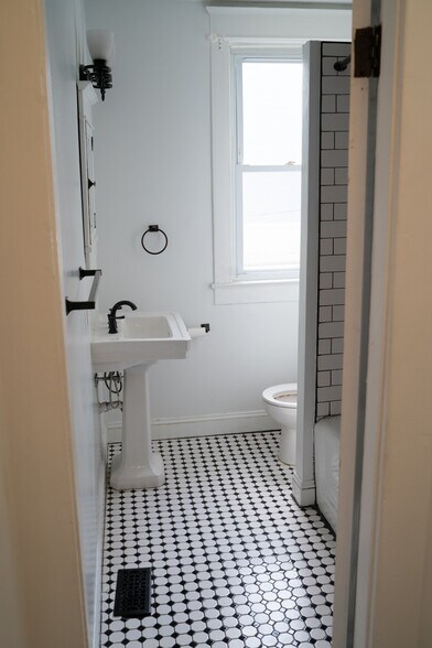 Building Photo - 630 Otis Pl NW