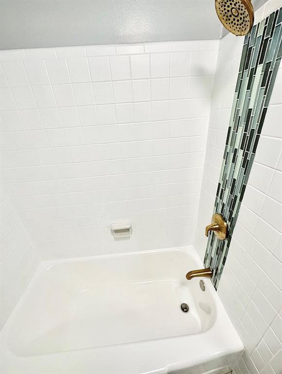 Building Photo - 3215 Oakwood Dr