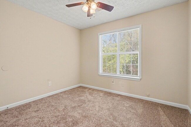 Building Photo - 3 Bedroom 2 Bath Home