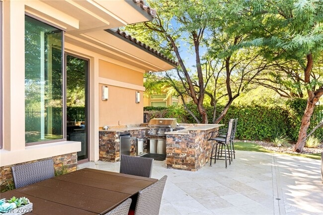 Building Photo - 2 Castle Oaks Ct