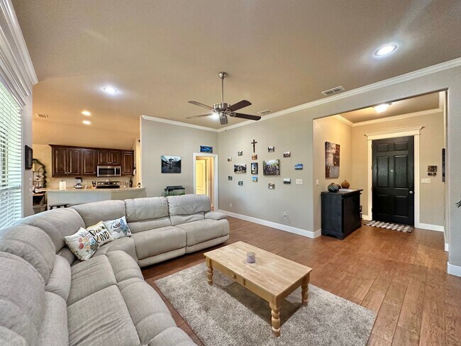 Building Photo - Stunning 3 Bed 2 Bath in Flint!