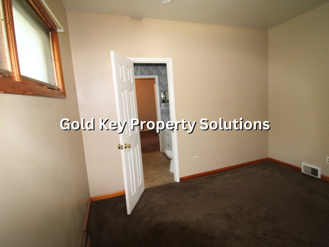 Building Photo - Spacious 2 BR 1 BA House with Central Air and Enclosed Porch (SECTION 8 APPROVED)