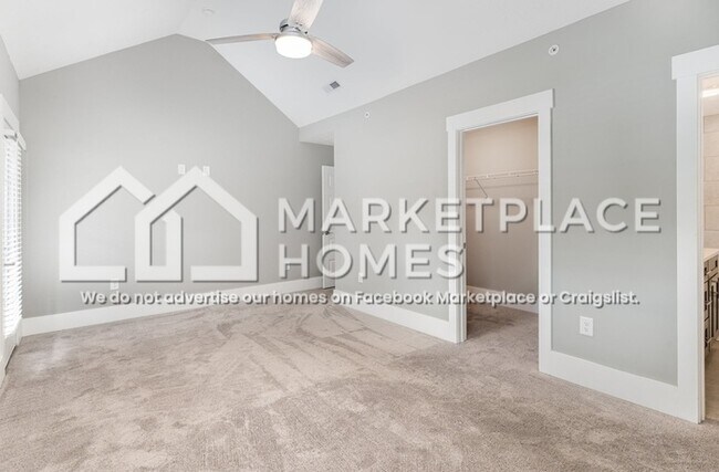 Building Photo - 2437 Bell St Unt 111
