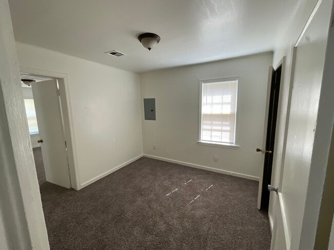 Building Photo - 3 bed, 1 bath, 1 car garage