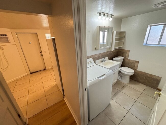 Building Photo - Charming 2Bed/1Bath apartment W/ Private front yard w/ porch and oversized backyard in Henderson