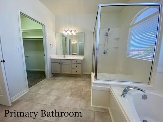 Building Photo - SPACIOUS HOME FOR RENT!