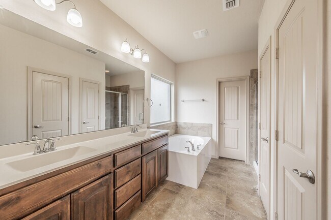 Building Photo - Excellent 3 bedroom plus office in Villages at Edgecliff