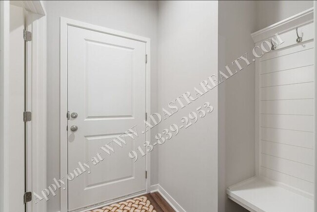 Building Photo - Brand New!! Townhome 3 Bed 2.5 Bath in Olathe-Available in JULY!!