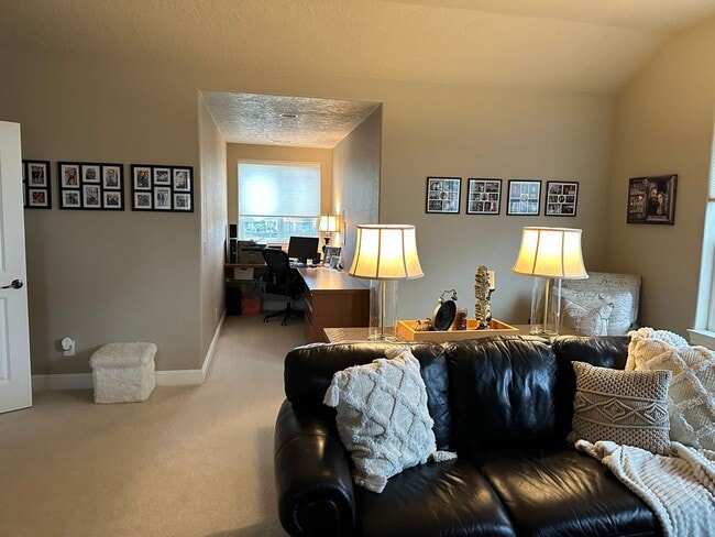 Building Photo - Stunning home on the OGA course