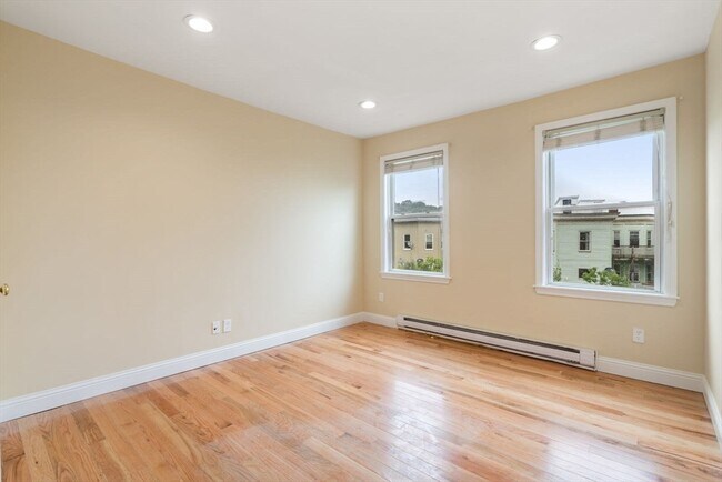 Building Photo - 570 Washington St