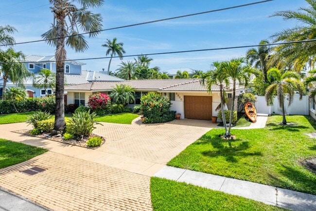 Building Photo - 2330 NE 48th St