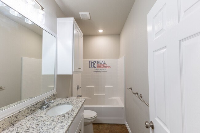 Building Photo - Stylish Glen Rose Home with Open Layout