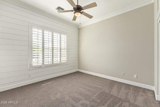 Building Photo - 326 W Loma Ln