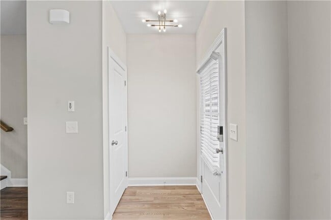 Building Photo - 2410 Lakeshore Ln