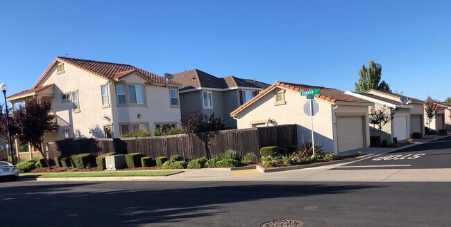 Building Photo - Beautiful 3 B/D 2.5 BA House in Roseville-COMING VERY SOON! ACT FAST AND APPLY NOW AS THIS PROPER...