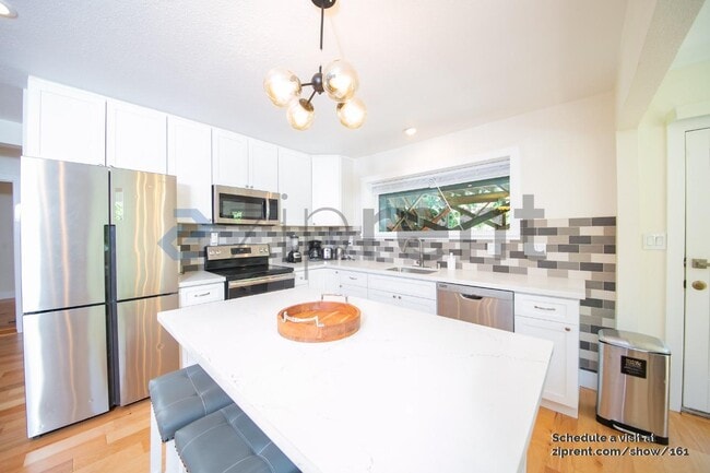 Building Photo - 10590 River Dr