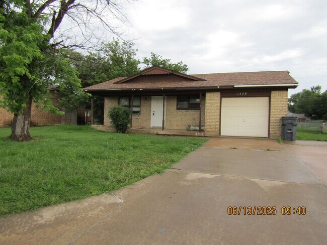 Building Photo - 1329 SE Clover Ln
