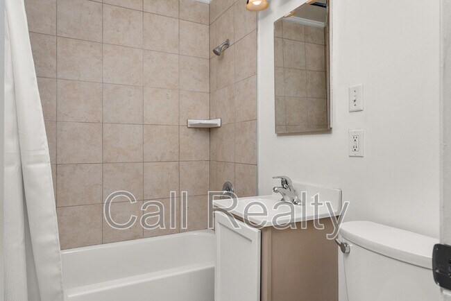 Building Photo - 827 W 11th Ave