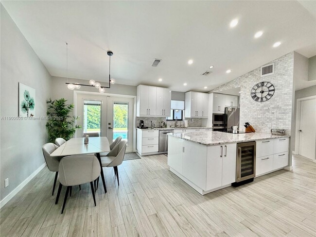 Primary Photo - 670 SE 4th Ct