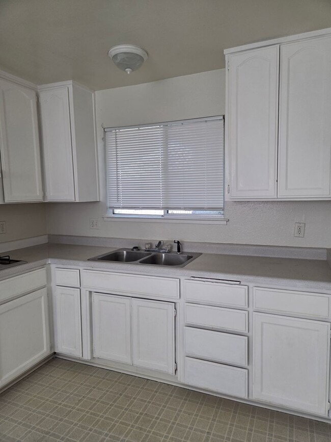 Building Photo - 3 Bedroom 2 Bath Home with Cooler