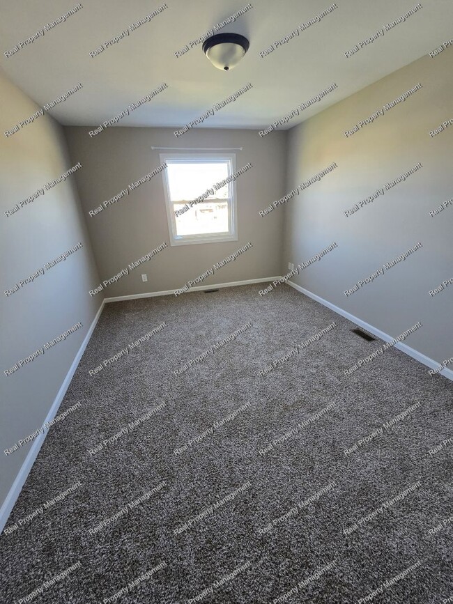 Building Photo - Updated 2 Bedroom Condo