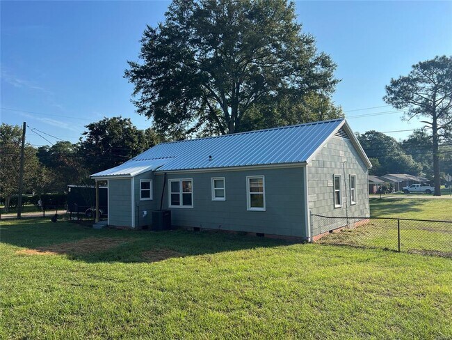 Building Photo - 752 Washington Ferry Rd