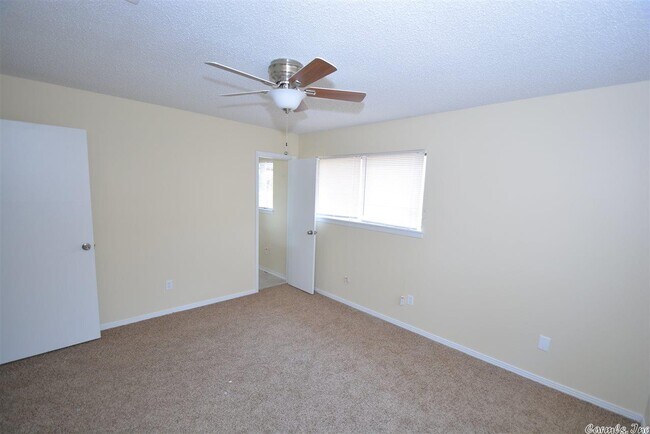 Building Photo - 9412 Warren Dr