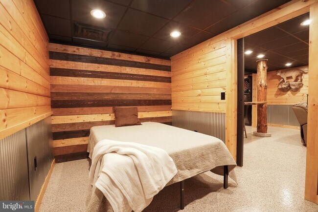 Building Photo - 371 Green Tree Dr