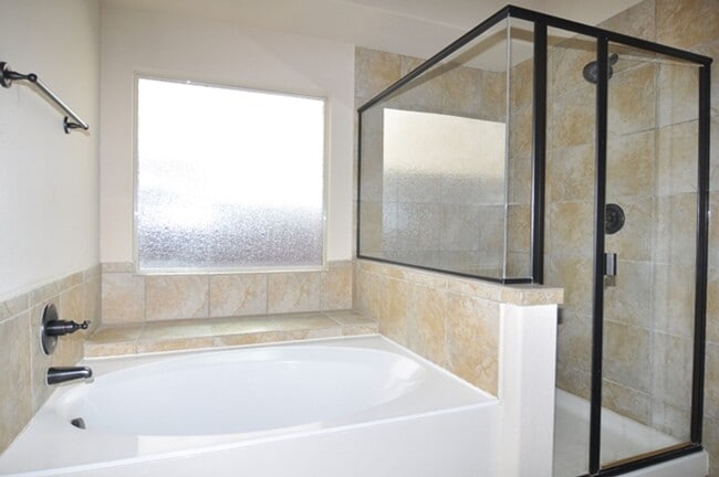 Building Photo - Beautiful 4-2.5-2 with 3 living, 2 dining ...