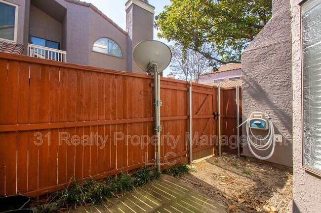 Building Photo - 4242 N Capistrano Dr
