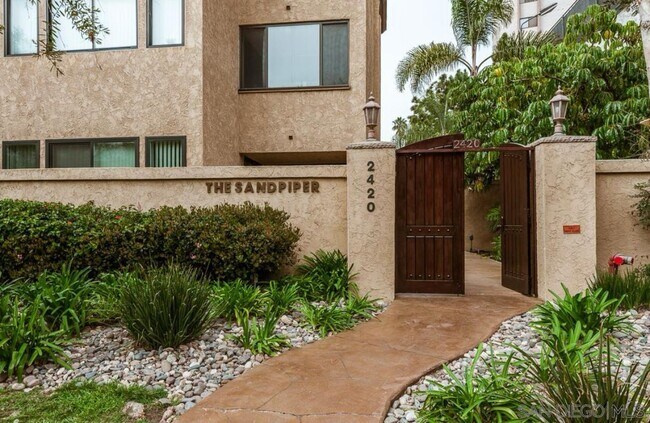 Building Photo - 2420 Torrey Pines Rd