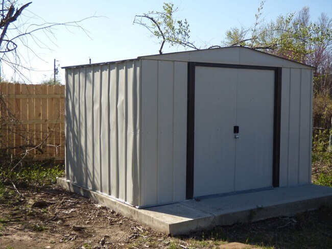 Building Photo - 770 Maple Ave