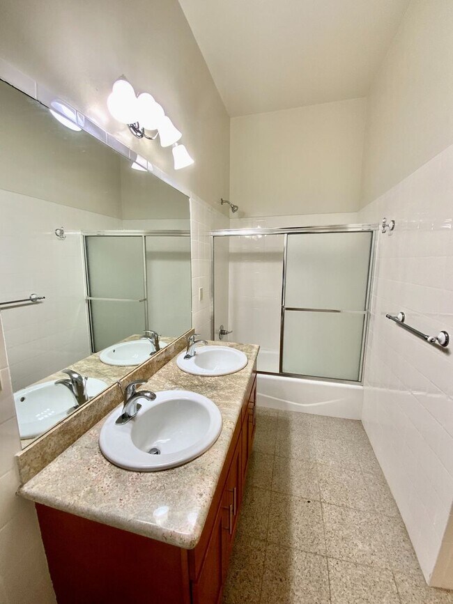 Building Photo - Full Floor Flat. PARKING! IN-UNIT LAUNDRY!...