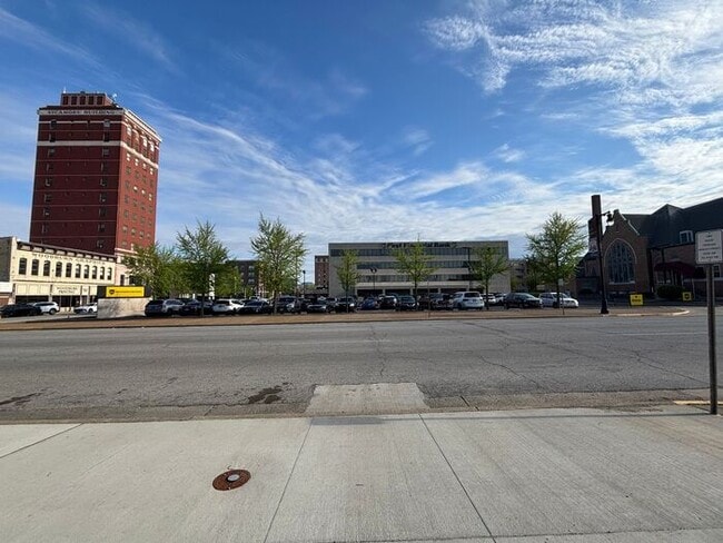 Building Photo - Apartment in the heart of Downtown!