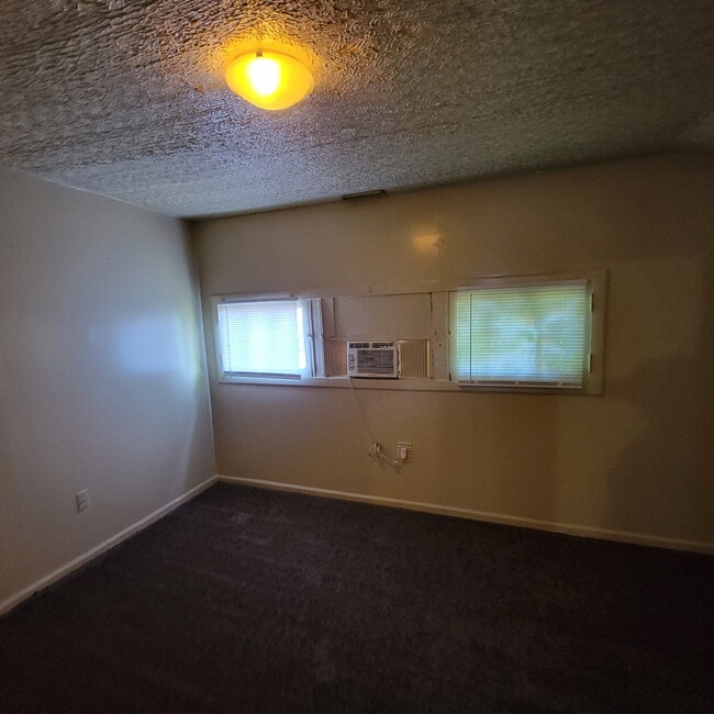 Building Photo - Spacious 4 bedroom