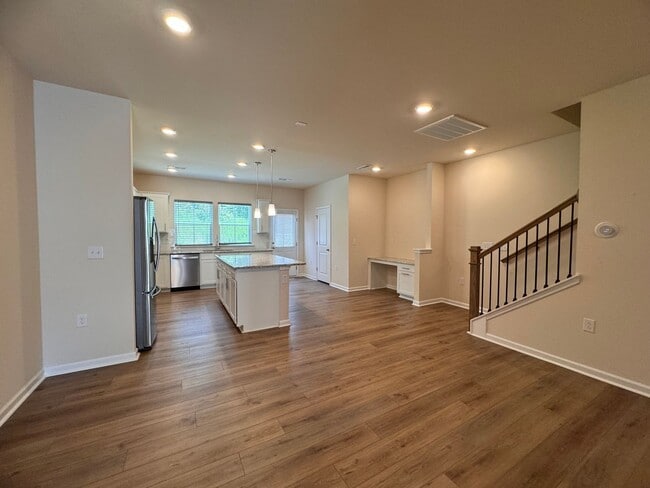Building Photo - 3BR 2.5BA Townhome