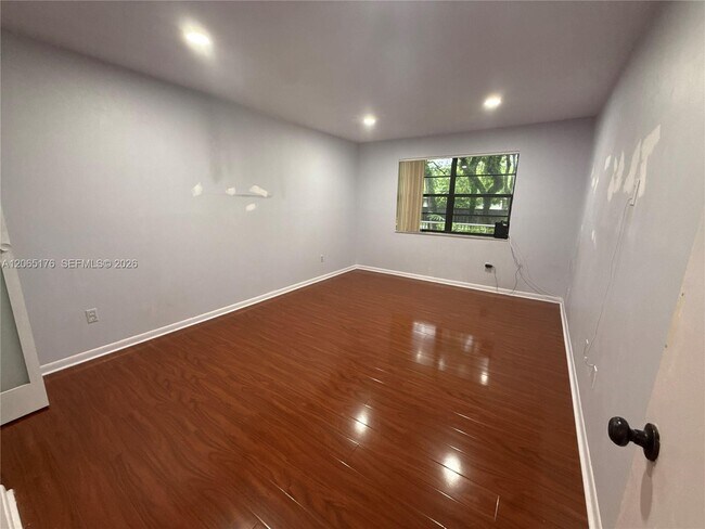 Building Photo - 9301 SW 92nd Ave