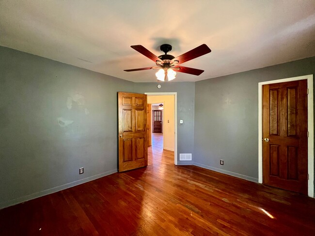 Building Photo - 3 Bedroom, 1 Bath, Nice Backyard!