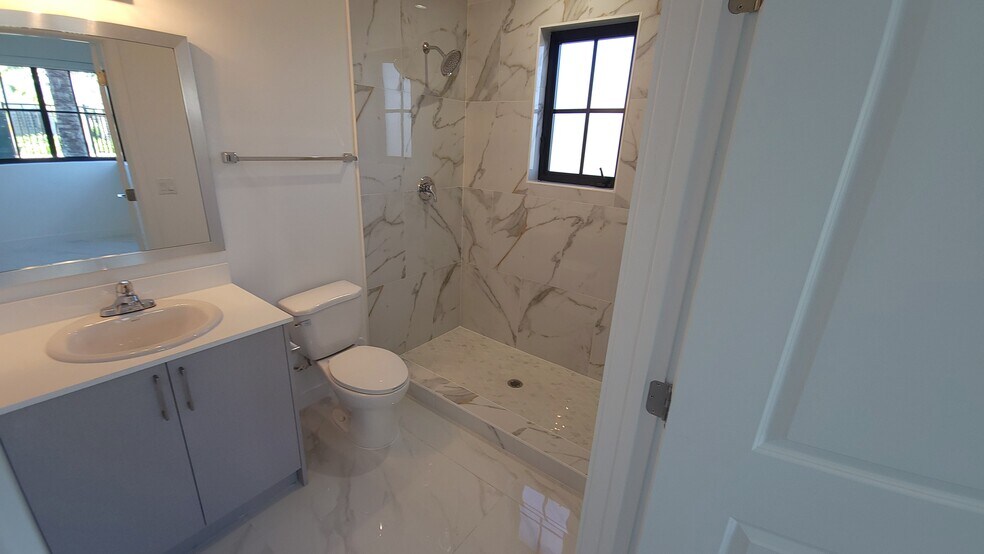 Building Photo - 502 E 24th St