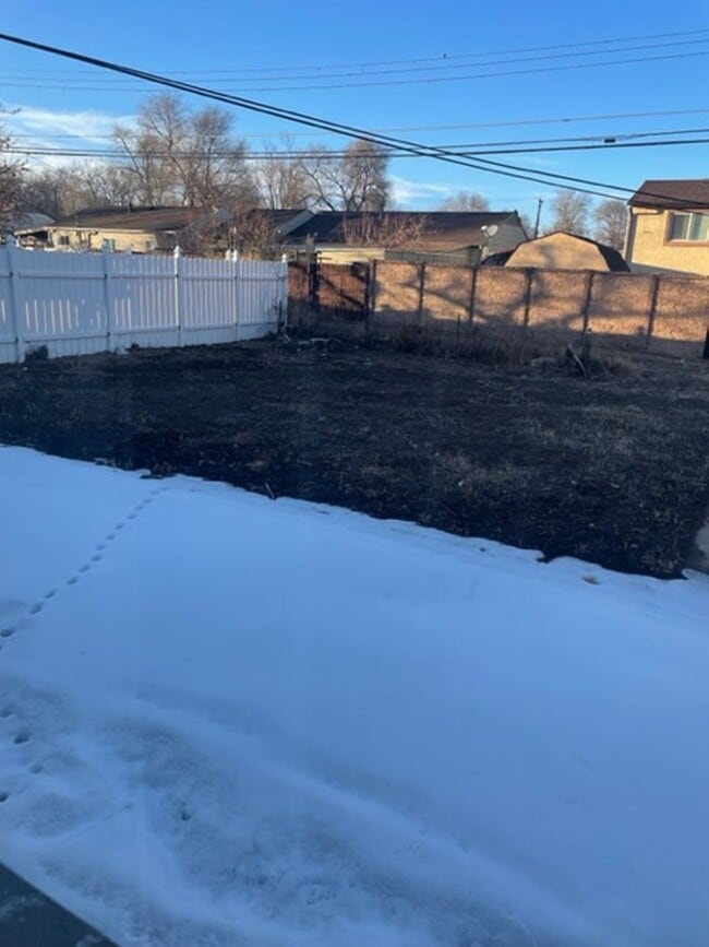 Building Photo - NEWLY REMODELED 3 BEDROOM RANCHER IN STRAT...