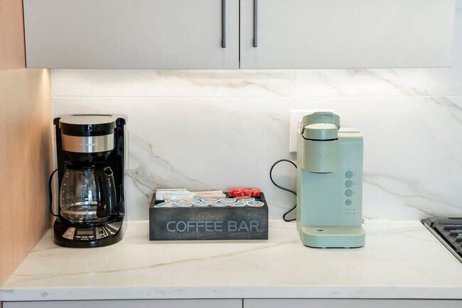 Building Photo - 2344 W Polk St