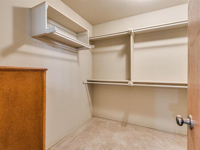 Building Photo - 1001 N Barn Hill Way