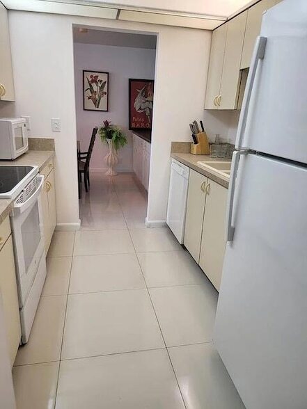 Building Photo - 5440 N Ocean Dr