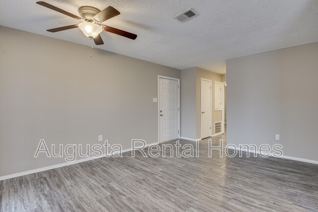 Building Photo - 2573 1/2 Tobacco Road - B