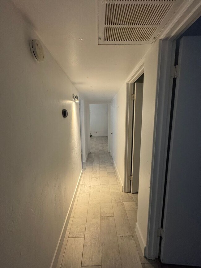 Building Photo - 2225 W Whitton Ave