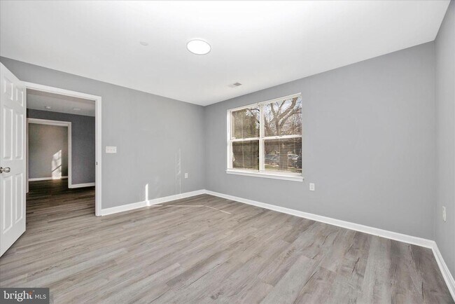 Building Photo - 10001 Vanderbilt Cir